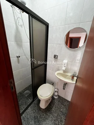 Imagem Casa de 600 m², com 3 entradas separadas (principal, sala da lareira e serviço). Com 5 suítes, se...