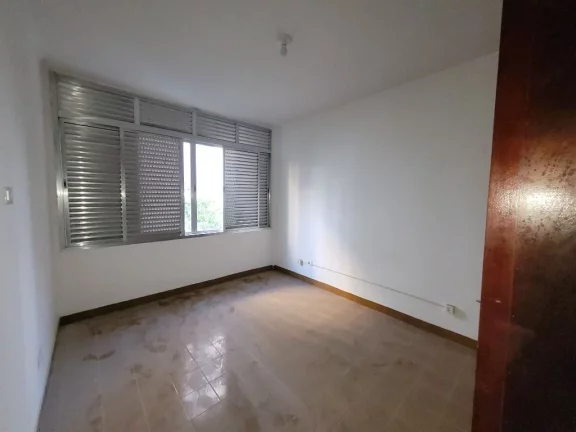 Imagem ASTÚRIAS - LOCALIZAÇÃO PRIVILEGIADA, UMA QUADRA DA PRAIA, AMPLO APARTAMENTO COM 100 M² ÚTEIS, GARAGEM DEMARCADA NO PRÉDIO, SERVIÇO DE PRAIA.