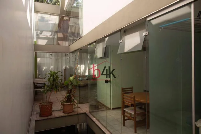 Imagem Casa para locação e/ou venda em Moema. 200m², 4 quartos, 4 banheiros e 3 pavimentos. na rua Maturi, 55.