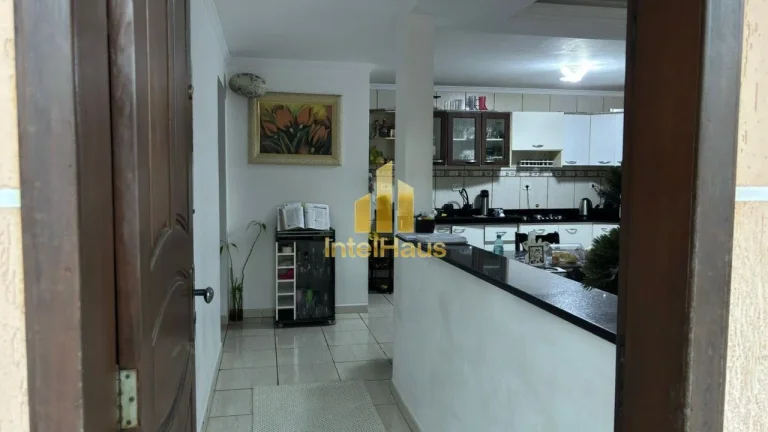 Imagem Excelente oportunidade para quem busca espaço ou potencial de renda com locação. Localizado na Ru...