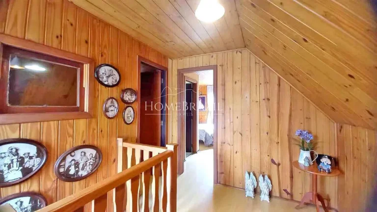 Imagem Sobrado à Venda na Vila Inglesa em Campos do Jordão | Amplo Jardim e Excelente Insolação