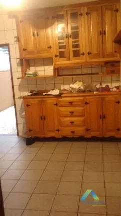 Imagem Lindo sobrado com 3 dormitórios, 2 vagas de garagem com excelente localização em bairro com fácil acesso a comércios e principais avenidas.