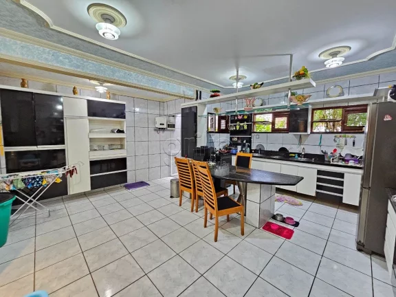 Imagem # Casa dos Seus Sonhos à Venda no Bairro Montese ### Descrição do Imóvel Apresentamos uma casa e...