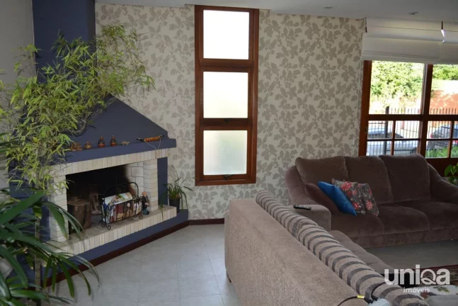 Imagem Casa em Camobi com 05 dormitórios, suíte master, lareira, piscina