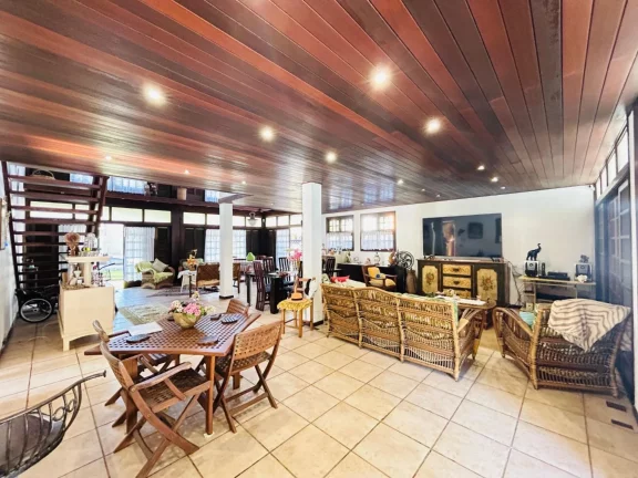 Imagem Imponente casa à venda em Riviera de São Lourenço Módulo 20: 5 quartos, 2 suítes, 3 salas, 4 vagas, 317m² de área.