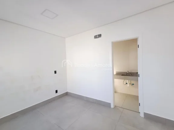 Imagem Sobrado à venda em condomínio fechado, com excelente padrão construtivo e ótima distribuição d...