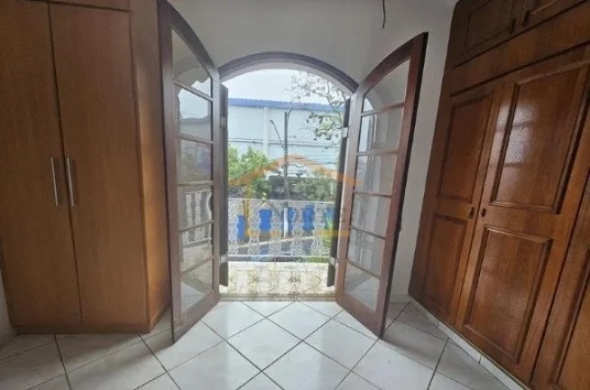 Imagem Sobrado 270m², 3 dormitórios, armários planejados, piscina, quadra, 4 vagas de garagem. 
O imóve...