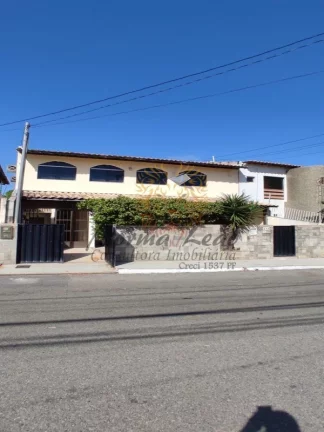 Imagem Casa à Venda na Atalaia: 4 Quartos, 3 Suítes, 2 Salas, 6 Banheiros, 3 Vagas de Garagem. Próximo a Orla da Atalaia.