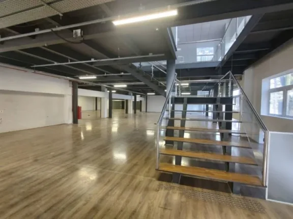 Imagem Salão Comercial 902m² com Escritório, 6 Banheiros e Vagas - Alto Potencial