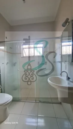 Imagem Venda de casa na Vila Nunes, Lorena. 3 dormitórios sendo 1 suíte, sala, cozinha com armários, área de serviço, 3 banheiros, 2 vagas de garagem cober