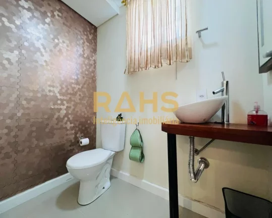 Imagem Sobrado Averbado, aceita financiamento, com 1 suíte e 3 quartos, 2 vagas de garagem à venda no bai...