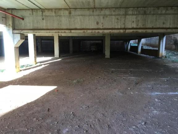 Imagem Barracão no centro com 412m², com estrutura para lojas, academia, deposito, etc. Estacionamento co...