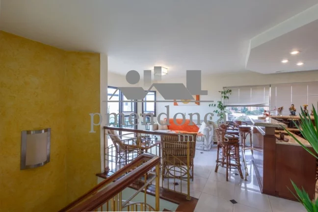 Imagem Cobertura duplex no Alto de Pinheiros com 310 m², 3 quartos ( 1 sui­te ) e 3 vagas.
