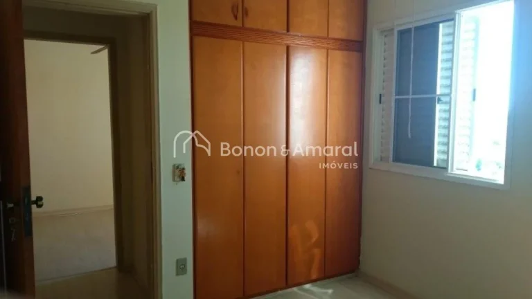 Imagem Charmoso e funcional, este apartamento oferece três dormitórios, sendo uma suíte, todos com armá...