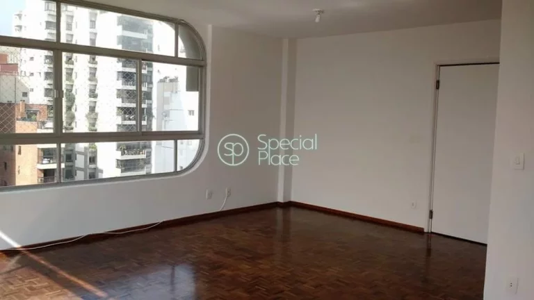 Imagem Ótimo apartamento com 144m², na Rua Urimonduba, Itaim Bibi. Living amplo com grandes janelas propo...
