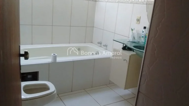 Imagem Linda chácara térrea em condomínio de chácaras, com construção nova e arquitetura moderna. A c...