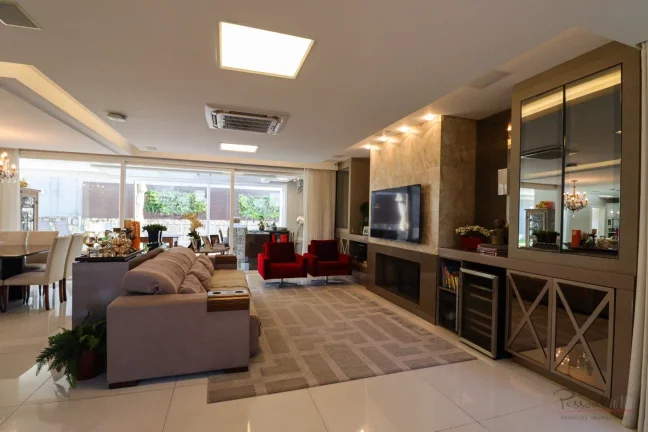 Imagem Venha conhecer esta linda casa dentro de um condomínio que fica em uma posição estratégica! Com ...