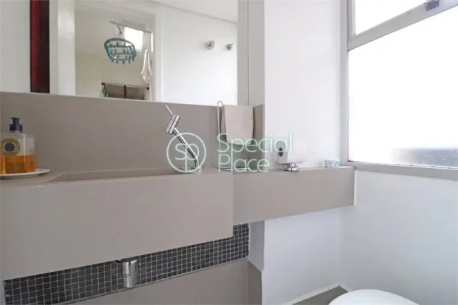 Imagem Apartamento com três dormitórios, totalmente reformado. A cozinha ficou linda e está integrada ao...