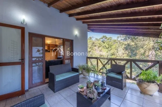 Imagem Esta charmosa residência, situada em um condomínio fechado em Valinhos/SP, oferece 1.000 m² de te...
