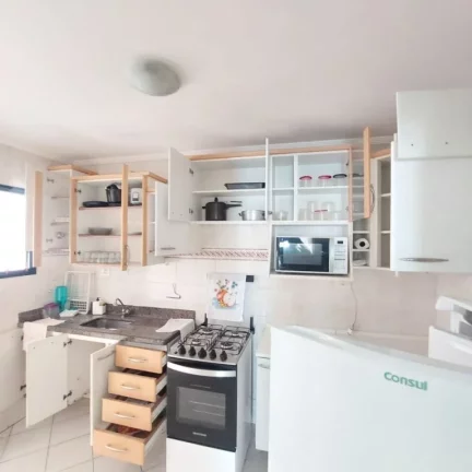 Imagem Este charmoso apartamento, totalmente mobiliado, oferece o equilíbrio perfeito entre conforto, praticidade e localização privilegiada. A poucos passos da praia – apenas 160 metros – conta com uma linda piscina. Agende sua visita e venha conhecer!