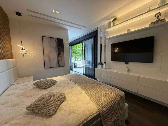 Imagem Casa mobiliada no Condomínio Caledônia com 2 suítes, 2 demi-suites e 4 vagas em Camboriú/SC