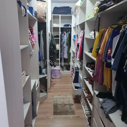 Imagem Linda casa em condomínio fechado em Barão Geraldo. A residência possui quatro suítes, dois banhe...