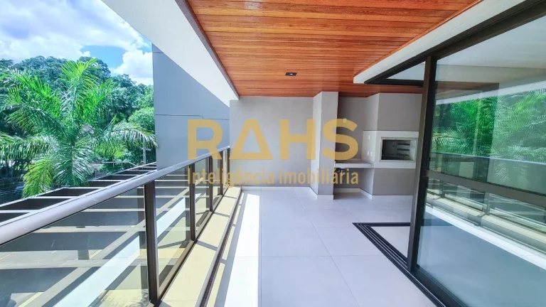 Amplo giardino no bairro América de Joinville! O Apartamento conta com 3 suítes, 2 salas, 5 banhei...