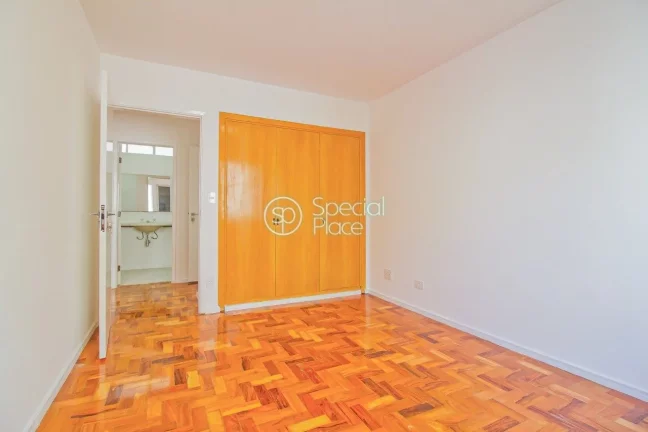 Imagem Apartamento com 3 dormitórios ( 1 suíte ) e 1 vaga na garagem. Amplo living para 3 ambientes e com...