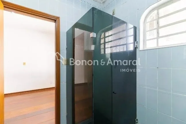 Imagem Excelente casa de esquina com 440 m². Possui 4 quartos, sendo 2 suítes, além de salas de estar e ...