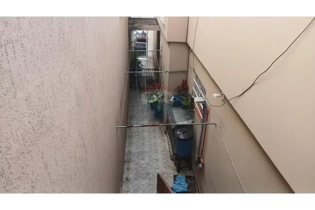 Imagem Casa com 4 dormitórios, 2 suítes, 5 banheiros, 3 vagas de garagem.