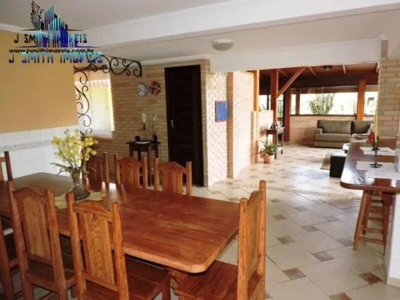 Imagem Casa na Granja Viana com muito espaço em rua tranquila
 Casa com pé direito alto, amplas varandas,...