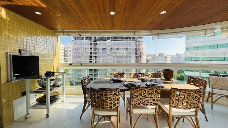 Imagem Apartamento decorado p?(C) na areia para venda com vista para mar.