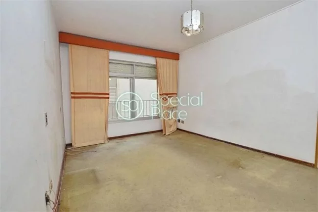Imagem Ótima oportunidade para reforma. Apartamento com planta quadrada, 230m2 de área privativa, 3 dormi...