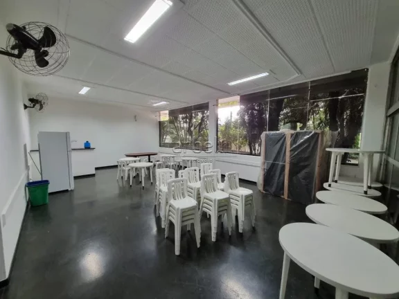 Imagem Apartamento com 63 metros quadrados, com 2 dormitórios, 1 banheiro com box em vidro e gabinete de l...