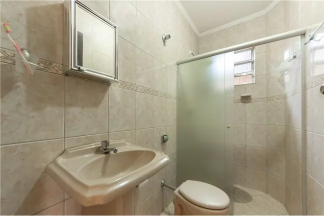 Imagem Encantadora Casa de 175m² com 4 Dormitórios e 2 Vagas na Garagem em Taipas, São Paulo