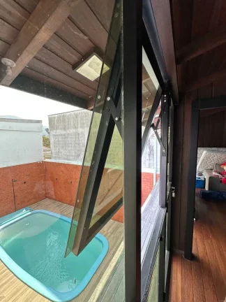 Imagem Casa com 3 dormitórios sendo 1 suíte e 2 vagas de garagem em Itapema/SC