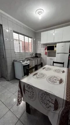 Imagem Casa à venda de 2 dormitórios no Maracanã em Praia Grande-SP, terreno de 4,20 X 20,22, sendo 2 dormitórios, sala, cozinha, banheiro, área de serviço, espaço gourmet com churrasqueira e 2 vagas de garagem. 300 metros da praia.