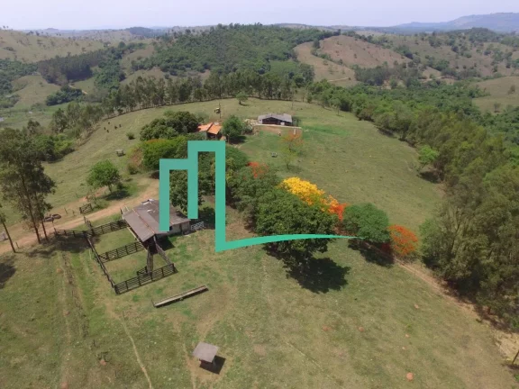 Fazenda à venda em Capetinga-MG na Zona Rural: 2 quartos, 1 sala, 1 banheiro, 1 vaga de garagem.