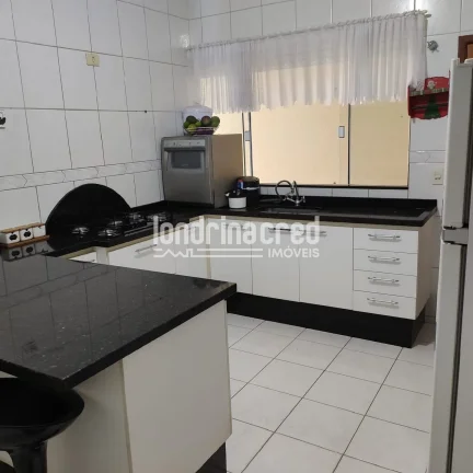Imagem Linda casa no Jardim San Fernando: 3 dormitórios (1 suíte), cozinha planejada, churrasqueira, 2 vagas de garagem, 180m² de terreno e 117m² de área útil.