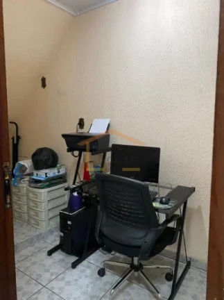 Imagem Casa térrea com 230m² de aréa util, dispõe de 3 dormitórios, sendo 1 suite com hidro, todos com...