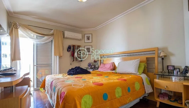 Imagem Apto amplo e iluminado com 220m² muito bem localizado numa via super arborizada. Living amplo para ...