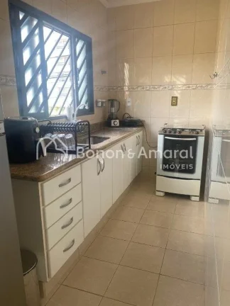 Imagem Imóvel versátil, com construção sólida, ideal para residência ou comércio. 
A casa possui uma...