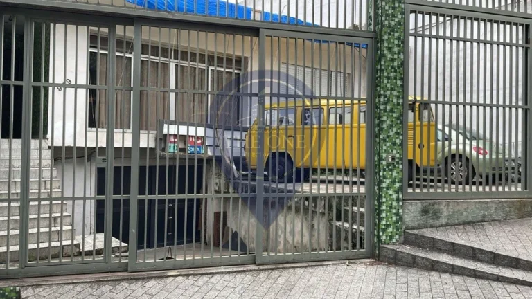 Imagem Imperdível casa à venda em São Paulo-SP no bairro Jardim Portal I E II com 2 quartos, 2 salas, 1 banheiro, 6 vagas de garagem e 222,00 m² de área.