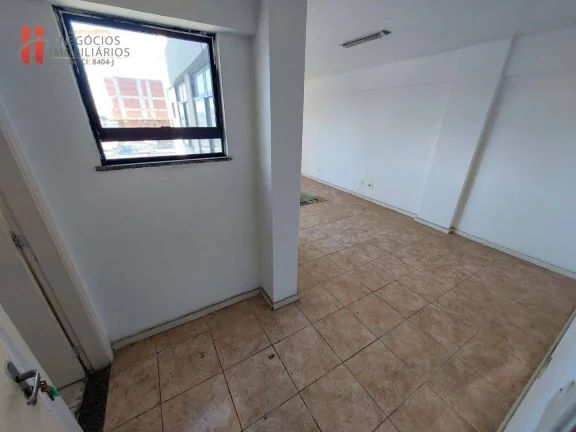 Sala comercial com 42m²na esquina com a Av. Brigadeiro Lima e Silva.