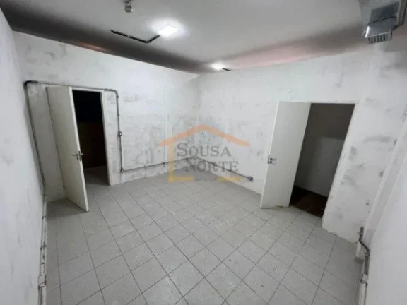 Imagem Salão comercial, reformado, com 400m² de area util. 
3 pavimentos, totalizando em 1000m² 
4 banhe...