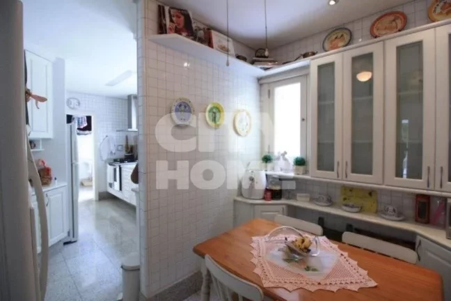 Imagem Casa espaçosa e segura, em condomínio com 07 casas! Situada em bela Praça, no ponto mais tranquil...