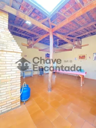Imagem Casa grande com piscina e sustentabilidade.