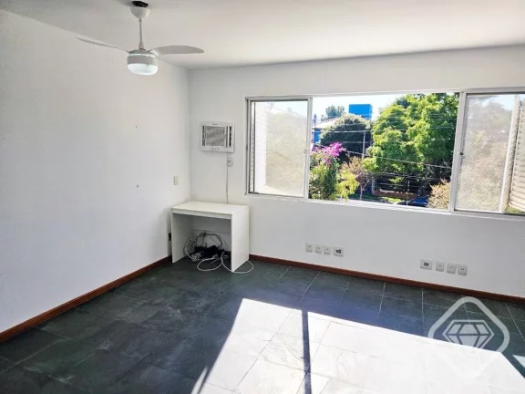 Imagem Casa espaçosa em Ipanema com suítes e pátio perfeito para a família.

Esta residência oferece 2...