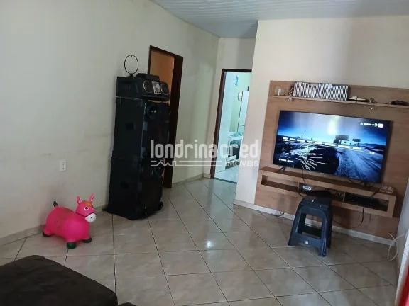 Imagem Ótima Casa na Zona Norte de Londrina: 4 Dormitórios, 2 Banheiros, 2 Vagas de Garagem e 250m² de Terreno. Conforto e Espaço para Sua Família, Agende Sua Visita!