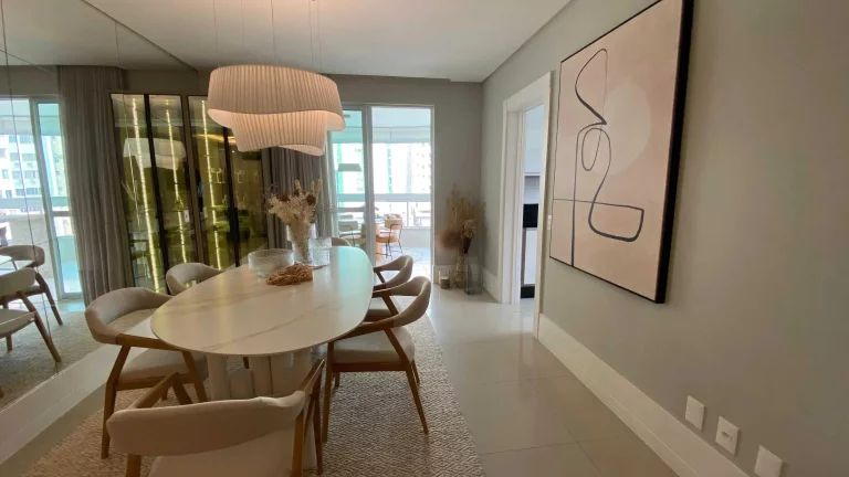 Imagem Apartamento mobiliado com 3 dormitórios sendo 1 suíte e 4 vagas de garagem em Balneário Camboriú/SC